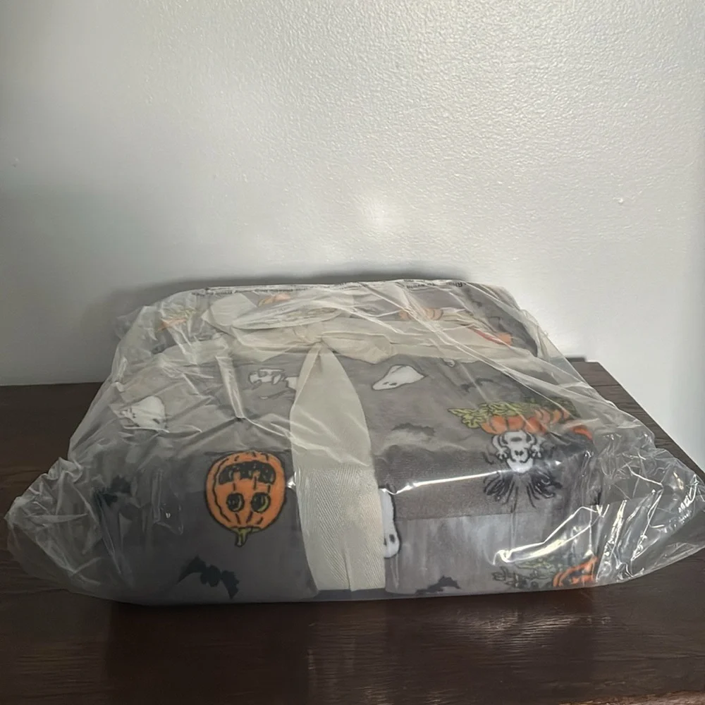 NWT-BERKSHIRE- Peanuts- Snoopy- Halloween- Gray VelvetSoft Blanket 55x70 👻🎃🦇
